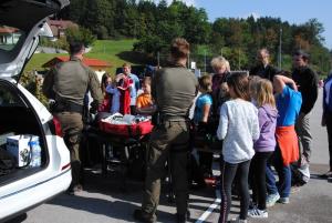 Šolarji so dan preživeli v policijski družbi, tudi pasji 7